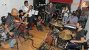 Kedatangan Gita Wiryawan ke markas Slank bertujuan untuk bermain band. Selama ini Gita memang dikenal menyukai music, terutama keyboard (Liputan6.com/Herman Zakharia)