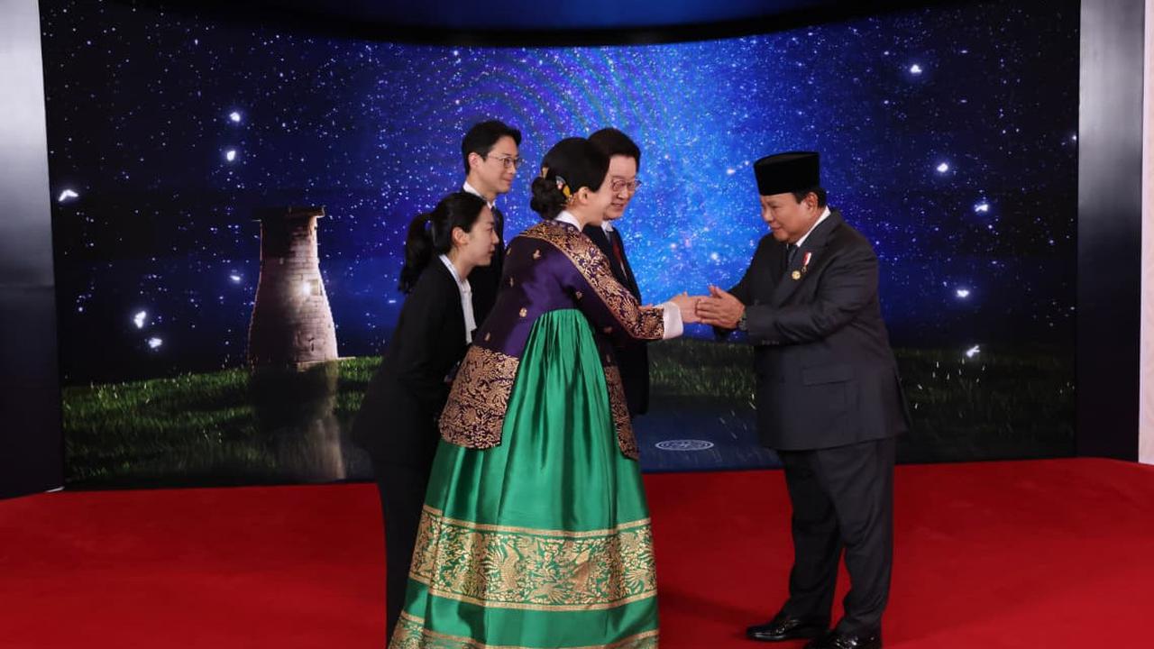Potret Ibu Negara Korsel Pakai Hanbok Sambut Prabowo saat Gala Dinner KTT APEC 2025