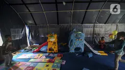 Anak-anak pengungsi Gunung Merapi bermain bulu tangkis di Barak Pengungsian Glagaharjo, Cangkringan, Sleman, Yogyakarta, Jumat (20/11/2020). Fasilitas bermain ini sebagai salah satu upaya untuk menjaga kesehatan mental anak-anak pengungsi Gunung Merapi. (Liputan6.com/Johan Tallo)