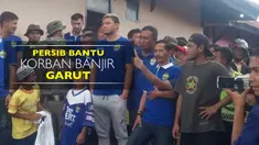 Video skuat Persib Bandung berkunjung dan memberi bantuan kepada korban banjir Garut pada Selasa (27/9/2016).