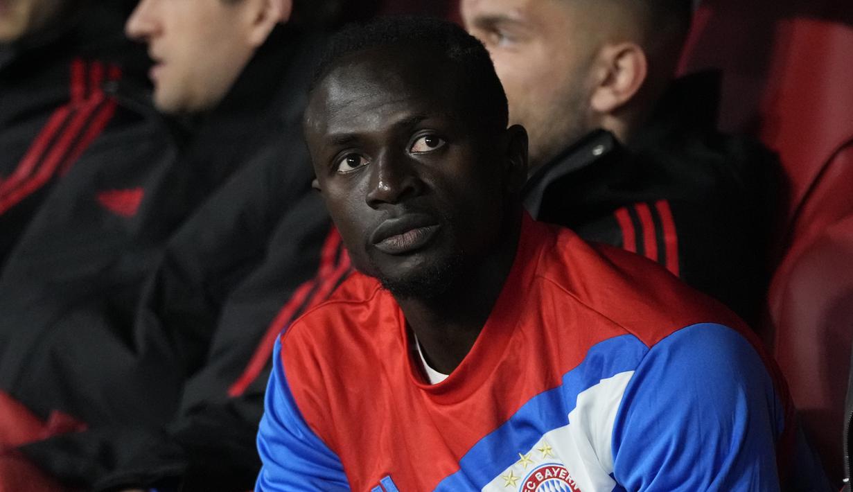 Pemain Bayern Munchen, Sadio Mane duduk di bangku cadangan sebelum pertandingan Liga Champions melawan Manchester City, di stadion Allianz Arena di Munich, Jerman, Rabu, 19 April 2023. (AP Photo/Matthias Schrader, file)