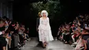 Para model berjalan di catwalk mengenakan koleksi Womenswear Spring/Summer 2018 untuk desainer Jepang Junko Shimada selama Paris Fashion Week, Selasa (3/10). Junko menampilkan para model dengan rambut unik yang dihiasi daun. (AP Photo/Christophe Ena)