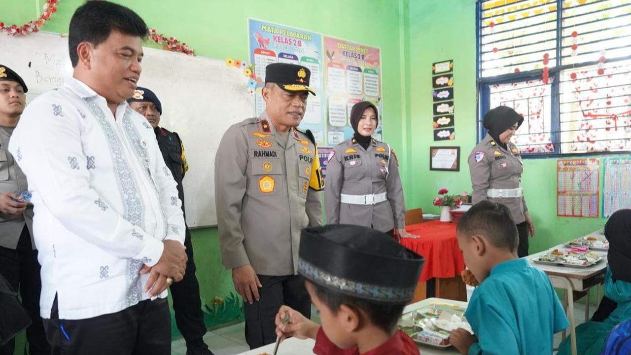 Dimasak di Dapur Lapangan, Polda Riau Sediakan 400 Porsi Makan Bergizi Gratis untuk Pelajar
