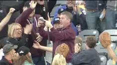Seperti halnya cabang olahraga lain, selalu saja ada kejadian-kejadian unik dan tak terduga yang menghiasi pertandingan. Salah satunya adalah kejadian tongkat baseball melayang yang terjadi di Minessota berikut ini.