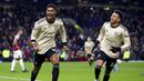 Penyerang Manchester United, Marcus Rashford, melakukan selebrasi usai membobol gawang Burnley pada laga Premier League di Stadion Turf Moor, Sabtu (28/12). Burnley takluk 0-2 dari Manchester United. (AP/Martin Rickett)