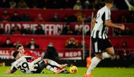 Bruno Guimaraes dari Newcastle, kanan, berebut bola dengan Jack Fletcher dari Manchester United selama pertandingan Liga Inggris antara Manchester United dan Newcastle di Manchester, Inggris, Jumat, 26 Desember 2025. (AP Photo/Dave Thompson)