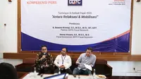 konferensi pers 'Tantangan & Outlook Pajak 2020: Antara Relaksasi & Mobilisasi', disampaikan oleh Partner DDTC Fiscal Research, B. Bawono Kristiaji, dan Fiscal Economist DDTC Denny Vissaro, Jumat (13/12/2019)