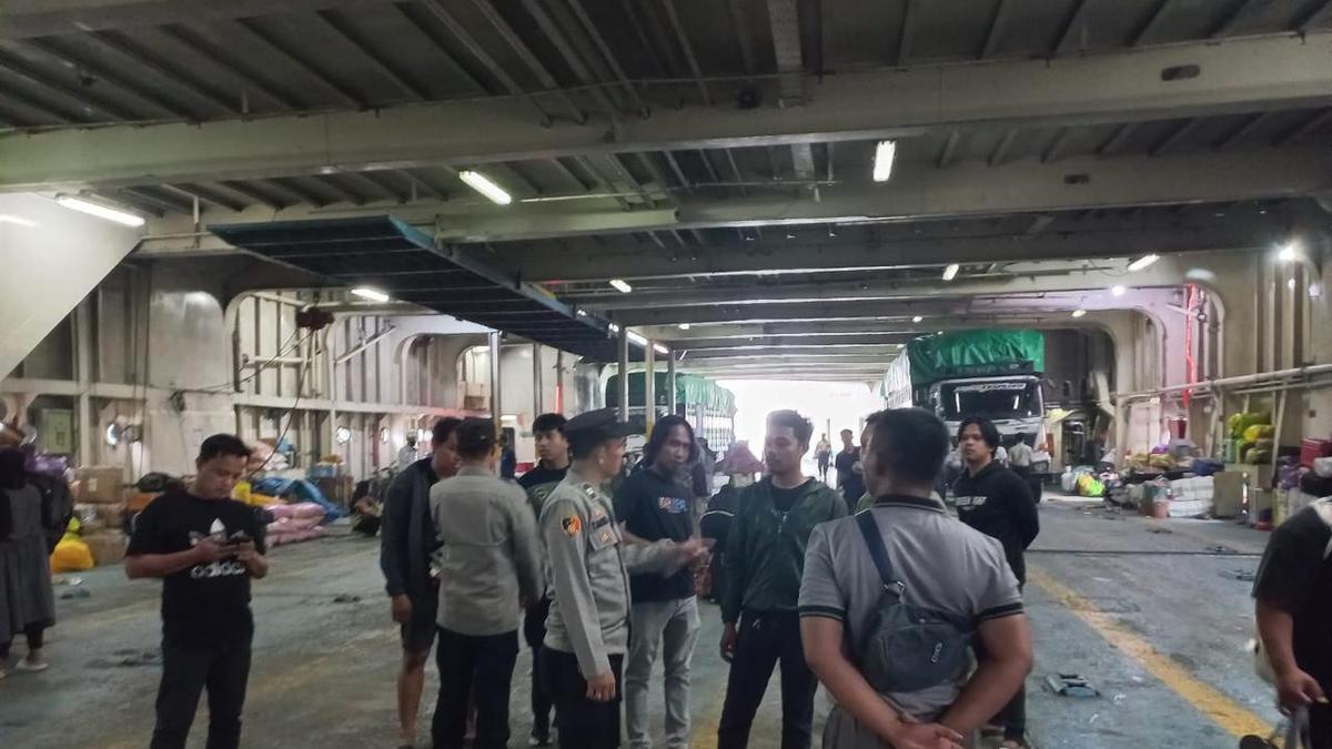 Panik lihat petugas, pria misterius kabur dan nekat titip tas berisi sabu ke buruh pelabuhan Parepare yang tak tahu apa-apa. Modus pelimpahan barang bukti yang berhasil digagalkan.