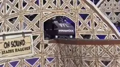 Aksi spektakuler ditunjukkan oleh kelompok pendukung VfL Osnabrück di tribune stadion kandang mereka, Bremer Brücke. Para suporter membentangkan koreografi (tifo) 3D raksasa bergambar lintasan roller coaster, lengkap dengan kereta wahana yang memba...