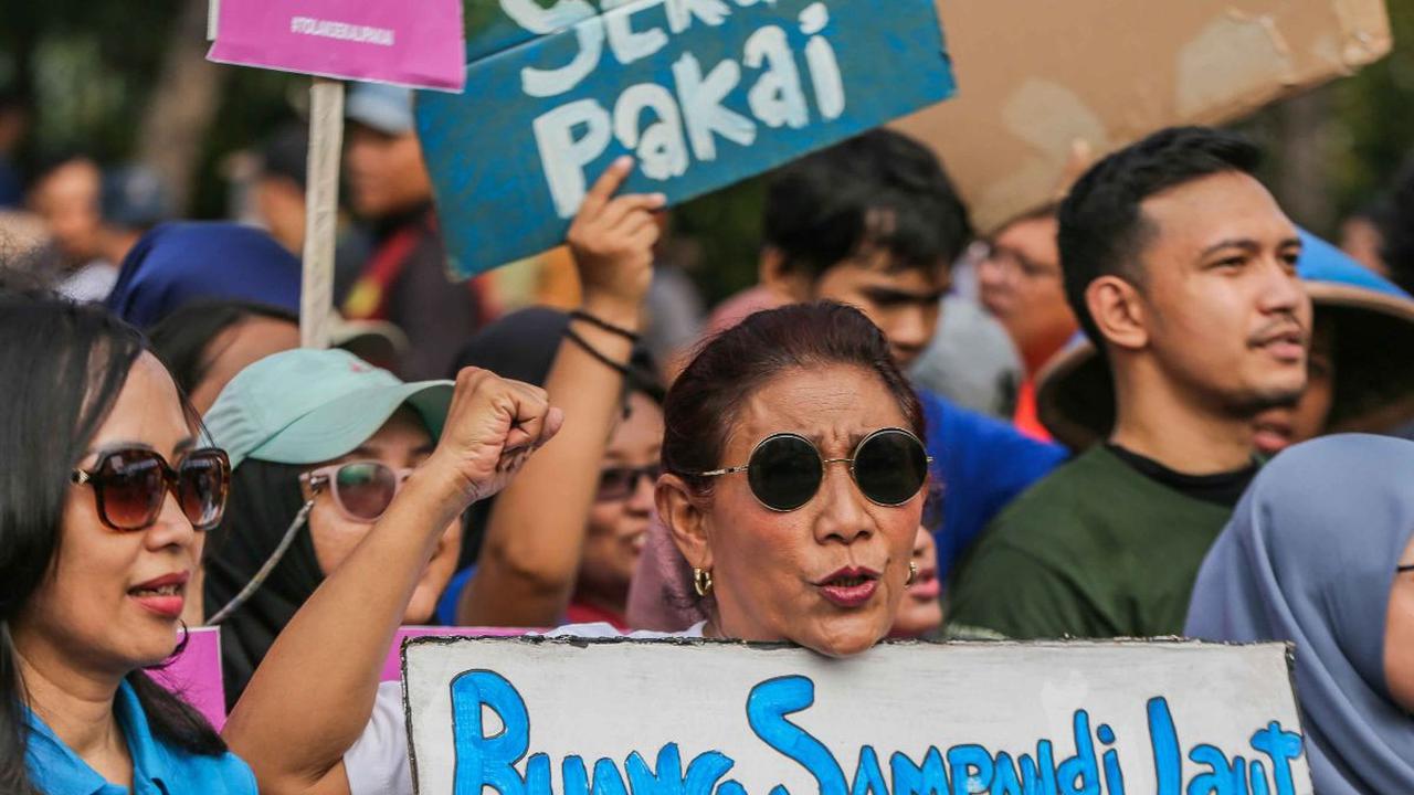 Ia pun juga mengajak masyarakat agar lebih peduli lagi terhadap lingkungan. 

Susi juga mengingatkan soal bahaya plastik terhadap kehidupan laut.