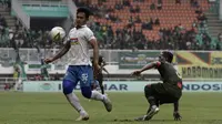 Gelandang PSIS Semarang, Bayu Nugroho, berebut bola dengan bek Tira Persikabo, Abduh Lestaluhu, pada laga Shopee Liga 1 di Stadion Pakansari, Bogor, Jumat (22/11). PSIS menang 2-1 atas Tira Persikabo. (Bola.com/Yoppy Renato)