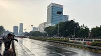 Massa demo gedung DPR  bergerak ke dalam ruas Tol Dalam kota dan melakukan pemblokiran Jalan. Kendaraan pun akhirnya terhenti dan tidak bisa bergerak. (Liputan6/Ady Anugrahadi)