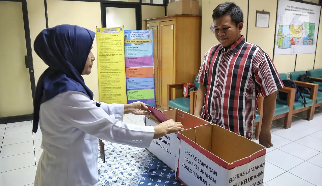 Pemerintah Provinsi (Pemprov) DKI Jakarta secara resmi membuka rekrutmen (lowongan kerja) untuk Petugas Penanganan Prasarana dan Sarana Umum (PPSU) tahun 2025. (Liputan6.com/Angga Yuniar)