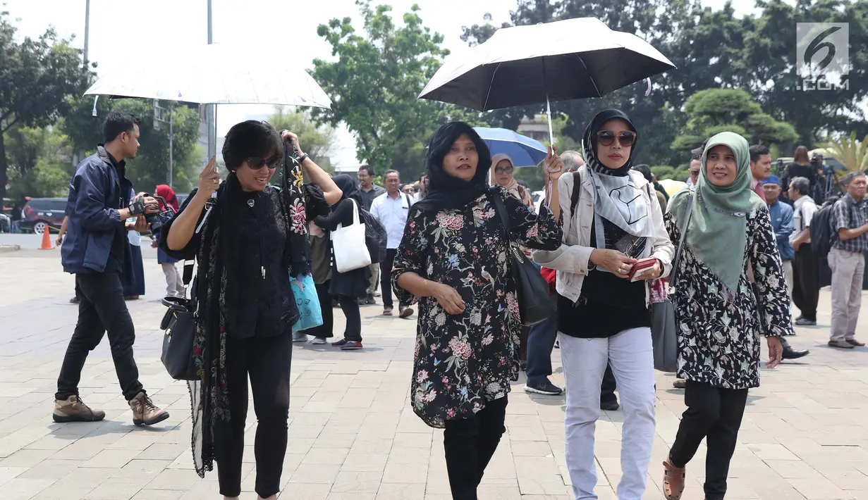 Warga mendatangi TMP Kalibata untuk melihat prosesi pemakaman Presiden RI ke-3 BJ Habibie, Jakarta, Kamis (12/9/2019). BJ Habibie wafat pada Rabu (11/9) di usia 83 tahun. (Liputan6.com/Helmi Fithriansyah)