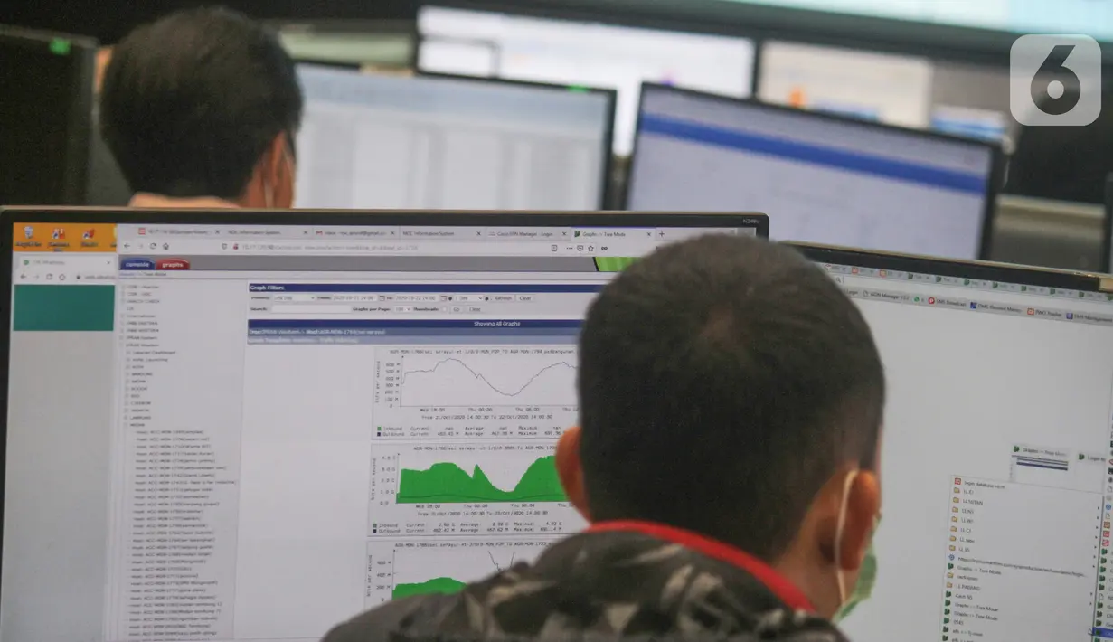 Karyawan melakukan pengecekan dan optimalisasi perangkat server di Smartfren BSD, Tangsel, Rabu (4/11/2020). Seiring dengan kebijakan pemerintah untuk bekerja dan sekolah dari rumah, Smartfren terus melakukan pemeliharaan untuk mendapatkan koneksi terbaik yang 100% 4G. (Liputan6.com/Pool)