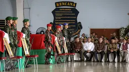 Presiden Joko Widodo (kedua kanan) hadir dalam acara persemayaman di Hanggar Skadron Udara 17 Lanud Halim Perdanakusuma, Jakarta, (22/3). Helikopter TNI AD jenis Bell 412 EP dengan nomor HA 5171 jatuh pada minggu (20/3). (Liputan6.com/Faizal Fanani)