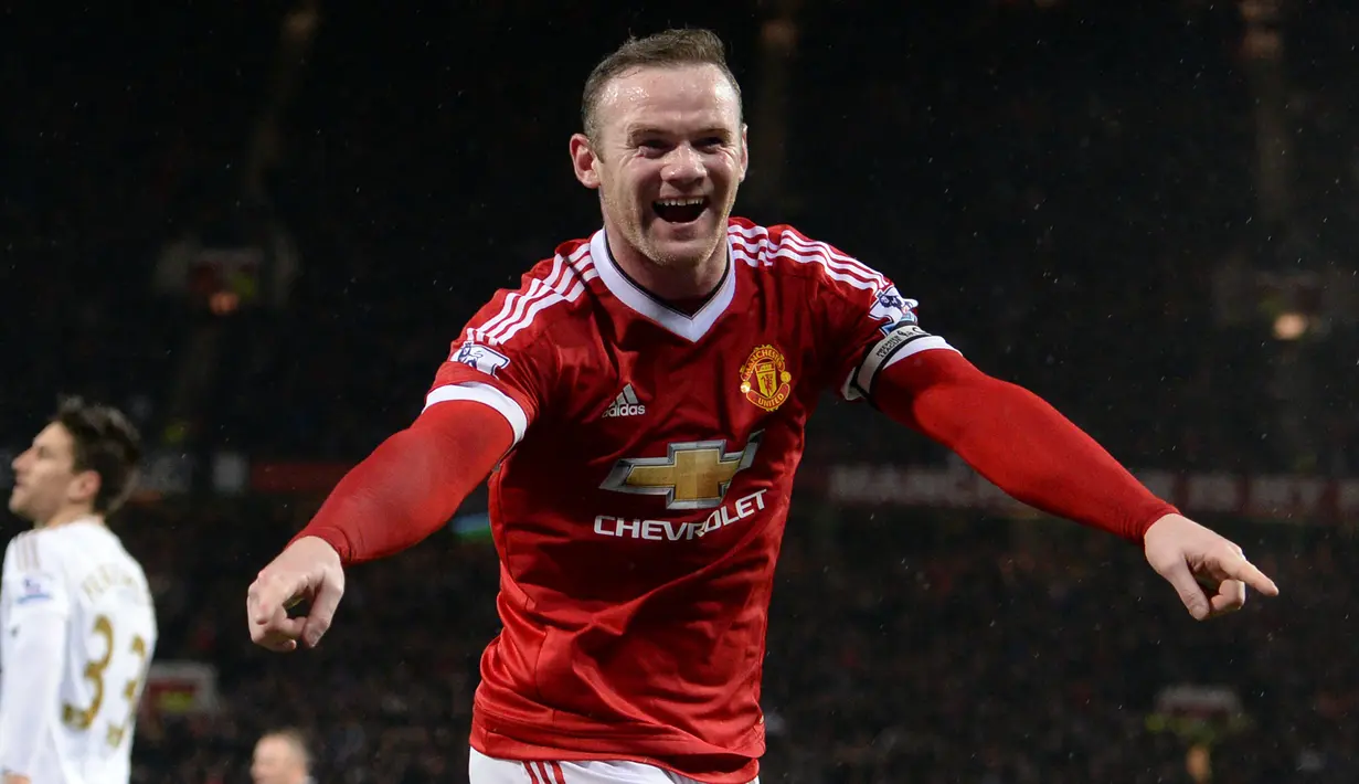 Wayne Rooney. Striker Inggris yang kini berusia 36 tahun dan telah pensiun pada Januari 2021 bersama Derby County ini total 16 musim berlaga di Liga Inggris mulai 2002/2003 hingga 2017/2018 bersama Everton dan Manchester United. Ia tampil dalam 15 laga pembuka Liga Inggris dengan mencetak 8 gol. Ia hanya absen dalam 1 laga pembuka di musim 2004/2005 saat proses perpindahannya dari Everton ke Manchester United. (AFP/Oli Scarff)