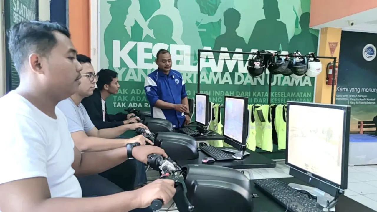 Polda Riau melakukan penguatan fungsi Indonesia Safety Driving Centre (ISDC).