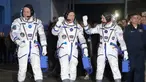 Kosmonot Rusia Oleg Artemyev (tengah) serta astronot AS Richard Arnold (kanan) dan Andrew Feustel bersiap menuju Stasiun Luar Angkasa Internasional (ISS), Kazakhstan, Rabu (21/3). Ketiganya akan dibawa dengan Soyuz MS-08. (AP Photo/Dmitri Lovetsky, pool)