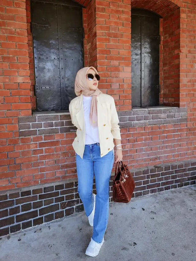 7 Outfit Padu Padan Jeans Ala Syahrini, Inspirasi Tampil Glamor