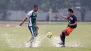 Pemain PS TNi, Wawan Febriyanto (kiri) berebut bola dengan pemain Villa 2000 pada laga uji coba di Lapangan Mako Kostrad, Cilodong, Depok, Rabu (13/4/2016). (Bola.com/Nicklas Hanoatubun)