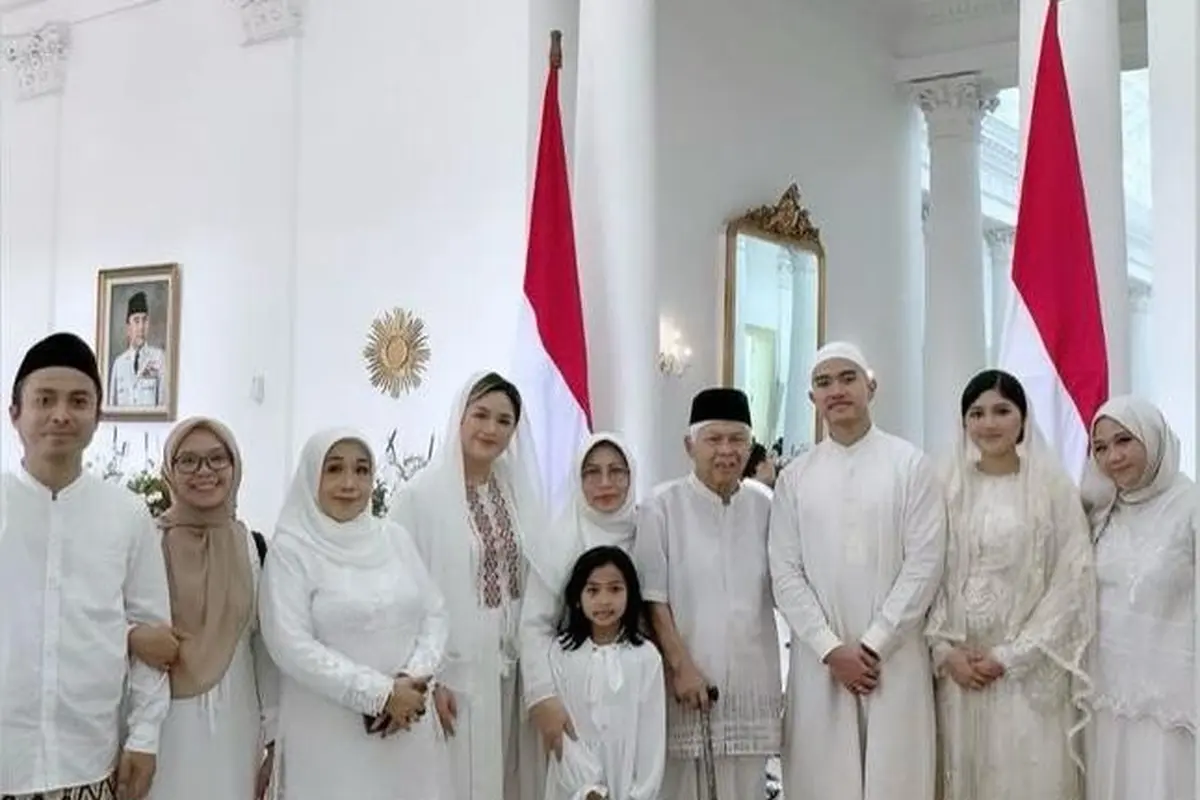Gaya Kompak Ibu dan Kakak-Adik Erina Gudono Hadiri Tasyakuran Kehamilan di Istana, Kompak Kenakan Busana Muslim Serba Putih