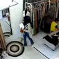 Wanita pencuri baju di Banyuwangi (krudung hitam) terekam CCTV  (Istimewa)