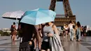 Cuaca panas ekstrem bisa berdampak serius terhadap kesehatan, terutama pada lansia, bayi, serta pekerja luar ruang. (Ludovic MARIN/AFP)