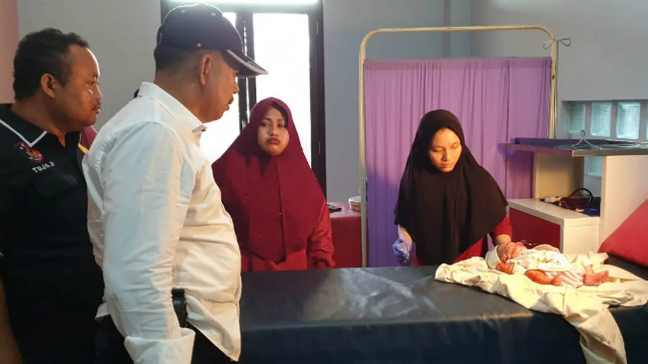 Penemuan Bayi dengan Ari-Ari di Areal Pemakaman Karawang