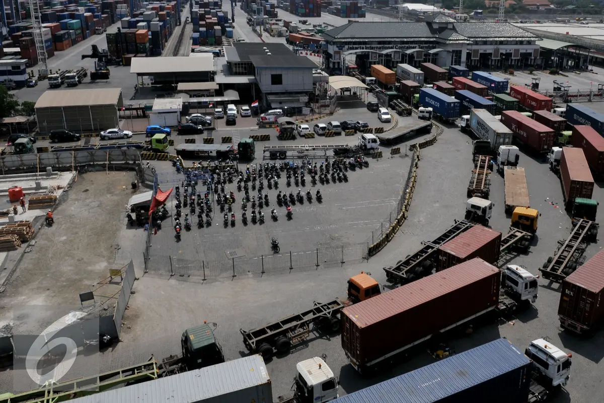 20150728-Truk Peti Kemas Tertahan di Gerbang JICT-Jakarta