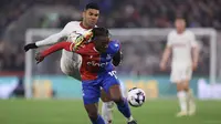 Pemain Manchester United, Casemiro, berebut bola dengan Crystal Palace, Eberechi Eze, dalam laga pekan ke-36 Premier League 2023/2024 yang digelar di Selhurst Park, Selasa (7/5/2024). (AP Photo/Ian Walton)