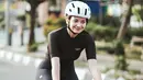 <p>Salah satu olahraga yang betah digeluti oleh si cantik Enzy Storia tampaknya adalah bersepeda. Di sini ia mengenakan outfit bersepeda serba hitam, lengkap dengan topi untuk melindungi kepalanya. Foto: Instagram.</p>