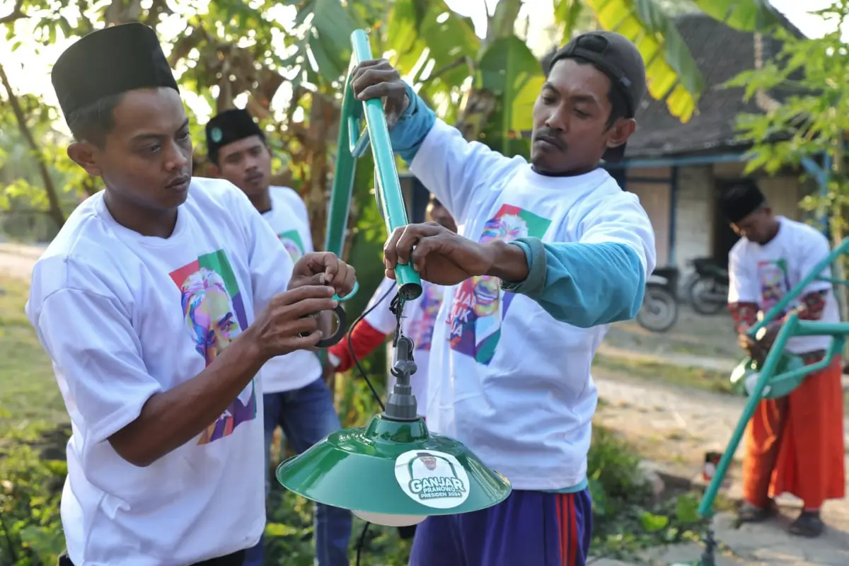 Relawan Kiai Muda Jawa Timur Wajihuddin bersama tim relawan lainnya memberikan bantuan penerangan jalan kepada warga di di Desa Grebegan, Kabupaten Bojonegoro, (Istimewa)