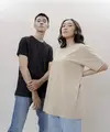 Boyfriend Look ala Korea untuk perempuan trendy, gunakan kaos polos dipadupadankan dengan knitwear outer dengan tone cerah. Bawahan boyfriends jeans dan aksesori untuk memperlengkap tampilan. (dok. Koze Indonesia)