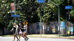 Pejalan kaki berjalan di area Rodeo Road yang akan diganti menjadi Obama Boulevard, Rabu (28/6). Rodeo Road adalah tempat Senator Obama mengadakan kampanye pertamanya di Los Angeles setelah pencalonannya sebagai presiden. (AP Photo/Chris Pizzello)