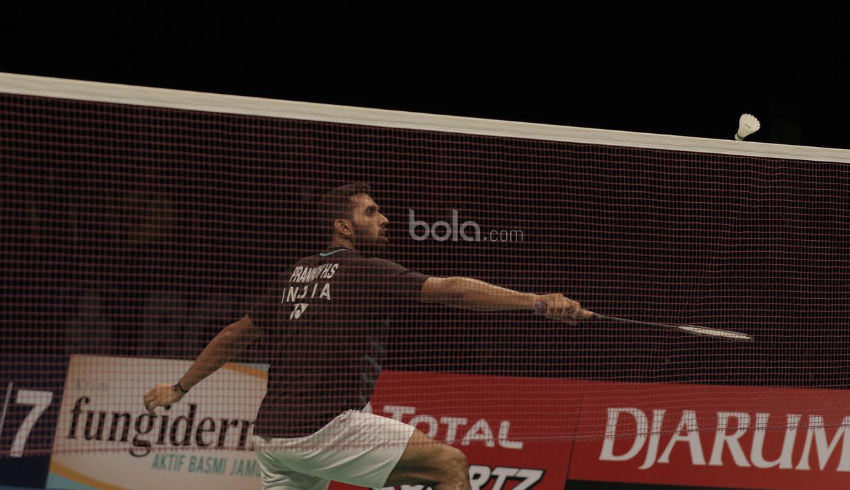 Tunggal putra India, Prannoy H.S, mengalahkan tunggal putra Jepang, Sakai Kazumasa, pada laga semifinal Indonesia Open 2017 di JCC, Sabtu, (17/6/2017). Prannoy kalah 17-21 28-26 21-18. (Bola.com/M Iqbal Ichsan)