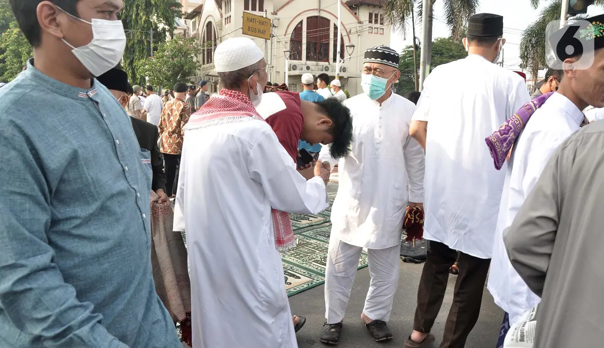 <p>Umat muslim bermaaf-maafan usai menunaikan sholat Idul Fitri 1443 Hijriah di kawasan Jatinegara, Jakarta Timur, Senin (2/5/2022). Setelah sempat ditiadakan selama dua tahun akibat pandemi Covid-19, Simpang Jatinegara kembali digunakan warga untuk menggelar salat Idul Fitri. (merdeka.com/Iqbal S. Nugroho)</p>