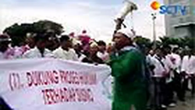 Ratusan orang mendesak Presiden dan Kapolri membebaskan Susno. Sementara sejumlah demonstran lain mendukung Polri menahan Susno.