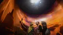 Pertama, Ring of Fire, merepresentasikan posisi Indonesia di jalur gunung berapi aktif sebagai simbol daya tahan dan produktivitas bangsa. Kedua, bentuk rumah adat kerucut Wae Rebo yang melambangkan kehangatan, perlindungan budaya, dan hubungan spiritual manusia dengan Tuhan. Ketiga, Pradaksina, terinspirasi dari ritual berjalan melingkar di Candi Borobudur, mencerminkan perjalanan kontemplatif manusia dalam mencari makna hidup. (merdeka.com/Arie Basuki)