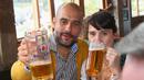 <p>Pep Guardiola bersama istrinya Cristina Guardiola saat merayakan Oktoberfest, Jerman, Minggu (5/10/2014)(AFP PHOTO/ALEXANDER HASSENSTEIN)</p>