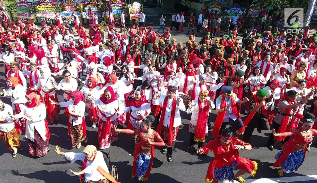 Sebanyak 24.000 peserta meramaikan Joged Bareng Goyang Semarangan memeriahkan HUT ke 472 Kota Semarang di Jalan Pemuda, Semarang, Kamis (2/5/2019). Lembaga Prestasi Indonesia Dunia (Leprid) mencatatnya sebagai rekor Joged Bareng Tari Semarangan dengan jumlah peserta terbanyak. (Liputan6.com/Gholib)