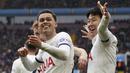 Selebrasi striker Tottenham Hotspur, Brennan Johnson (kiri) bersama Son Heung-min setelah mencetak gol kedua timnya ke gawang Aston Villa pada laga pekan ke-28 Premier League 2023/2024 di Villa Park, Birmingham, Minggu (10/3/2024). (PA via AP Photo/Nick Potts)