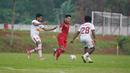 Pemain Persija Jakarta, Syahrian Abimanyu (tengah) berusaha melewati dua pemain Persipu FC pada laga uji coba menjelang bergulirnya Liga 1 musim 2023/2024 di Persija Training Center, Nirwana Park, Bojongsari, Depok, Sabtu (10/6/2023) sore WIB. (Dok. Persija)