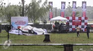 Penonton berlari akibat hujan deras mengguyur arena acara Nonton Bareng F1 GP Australia 2016 Pertamina di Mall Bintaro Xchange, Tangerang Selatan, Minggu (20/3). Acara tersebut terbuka untuk umum, termasuk fans Rio Haryanto. (Liputan6.com/Fery Pradolo)