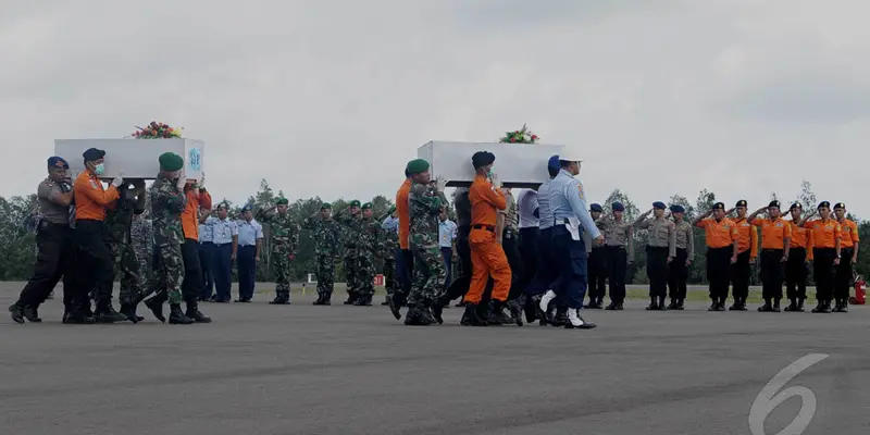 2 Jenazah Perempuan Korban AirAsia Diterbangkan ke Surabaya 