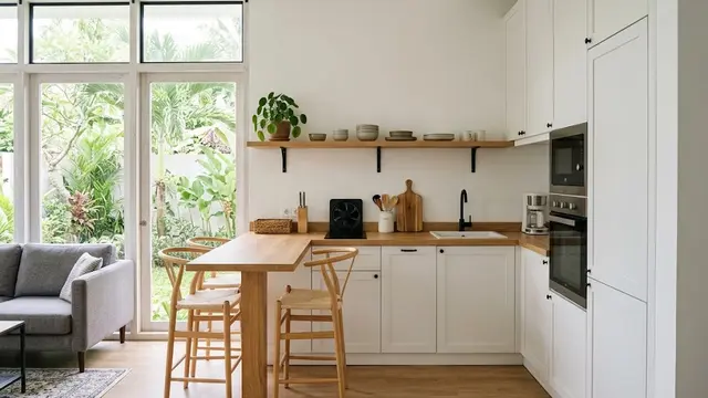 Dapur Kecil dengan Kabinet Full-Height dan Meja Bar
