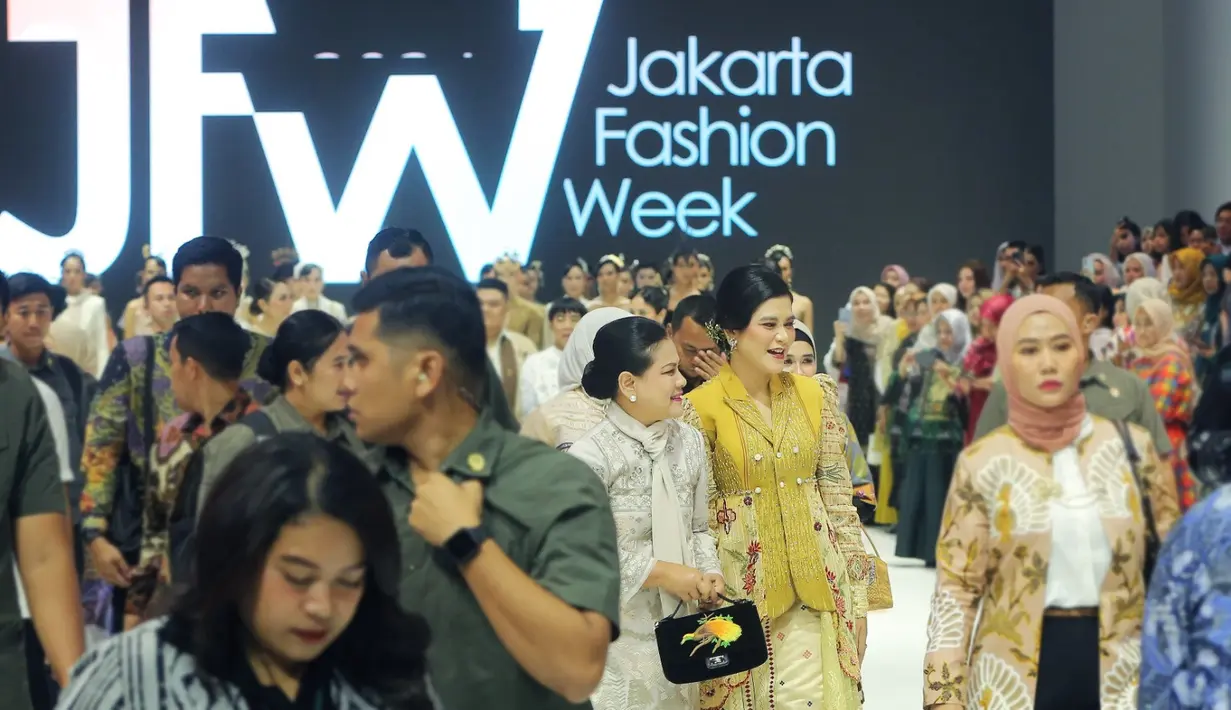 Penampilan Iriana Jokowi dan Kahiyang Ayu tentu tak luput perhatian. Keduanya tampil elegan mengenakan busana etnik modern. [Fimela/Bambang E. Ros]