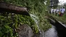 Warga berjalan untuk beribadah di sekitar Sungai Yeh Sah, Desa Batusesa, Kec Rendang, Karangasem, Bali, Jumat (1/12). Warga berharap diberi keselamatan dan berkah dari erupsi Gunung Agung yang terjadi. (Liputan6.com/Immanuel Antonius)