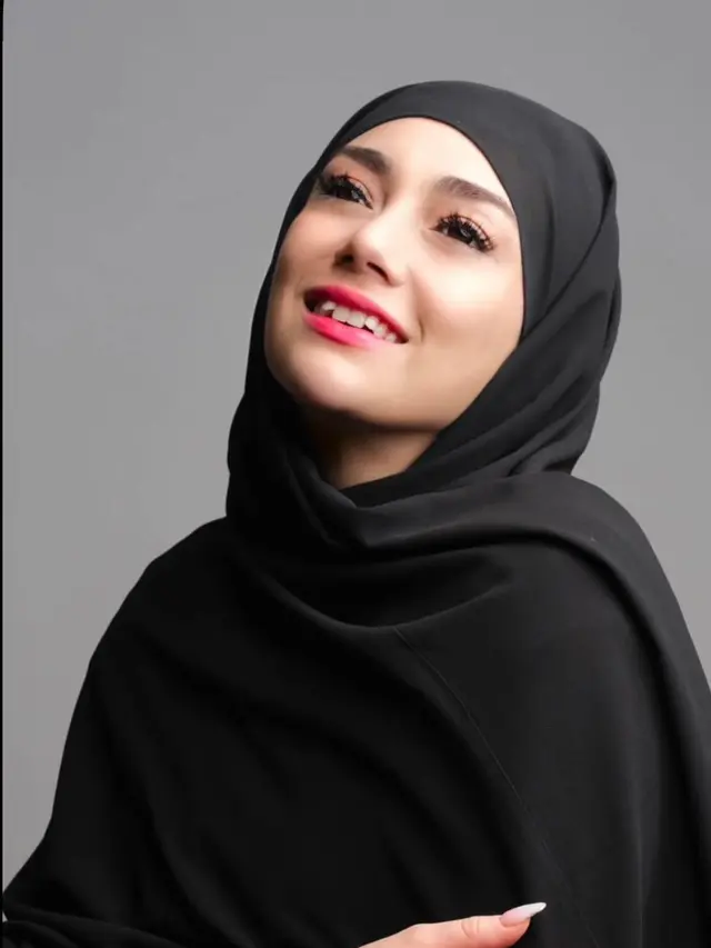 7 Potret Tampilan Celine Evangelista dalam Balutan Hijab Hitam di Pemotretan Terbaru, Tuai Pujian