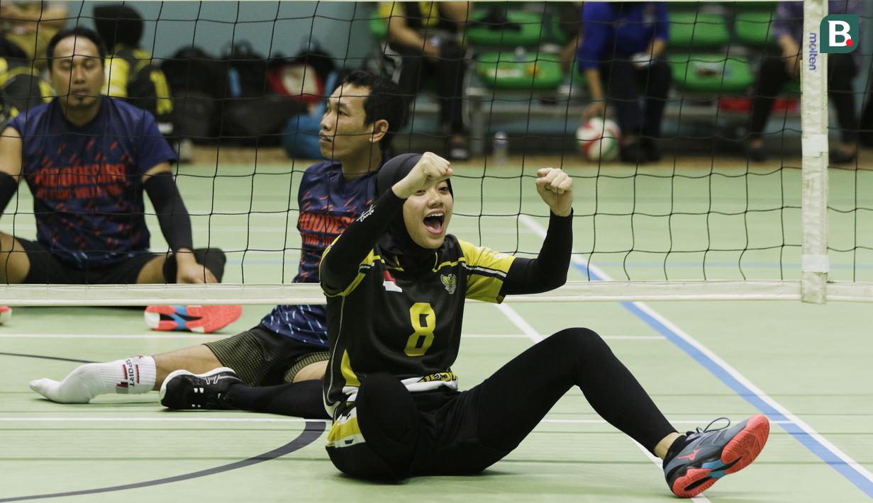 Atlet bola voli duduk Indonesia saat berlatih di Gelora Bung Karno Arena, Jakarta, Kamis (27/9/2018). Latihan tersebut untuk persiapan jelang Asian Para Games 2018. (Bola.com/M Iqbal Ichsan)